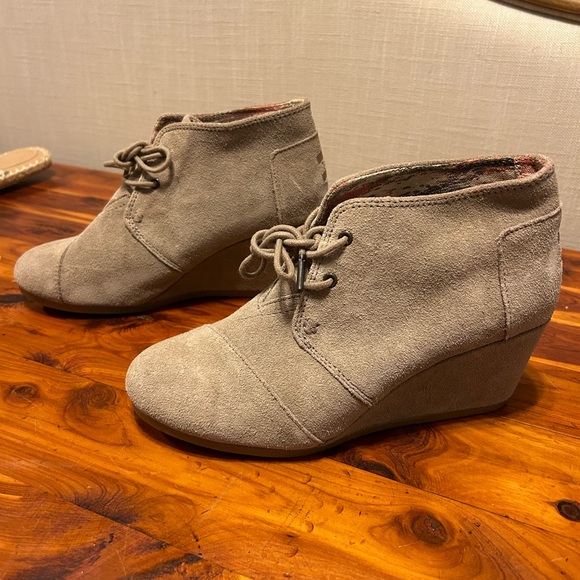 Toms booties size 8 - Picture 2 of 3